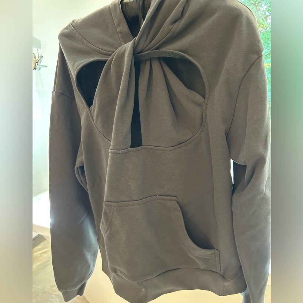 Chic CutOut sweater with hoodie
